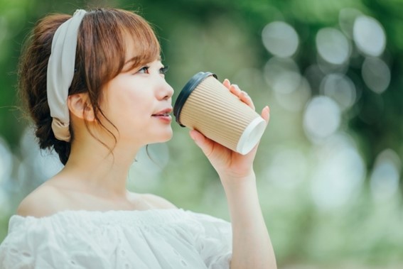 珈琲を飲む女性