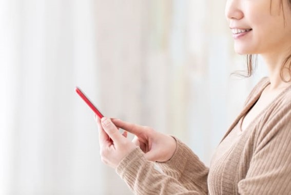 女性のスマートフォン