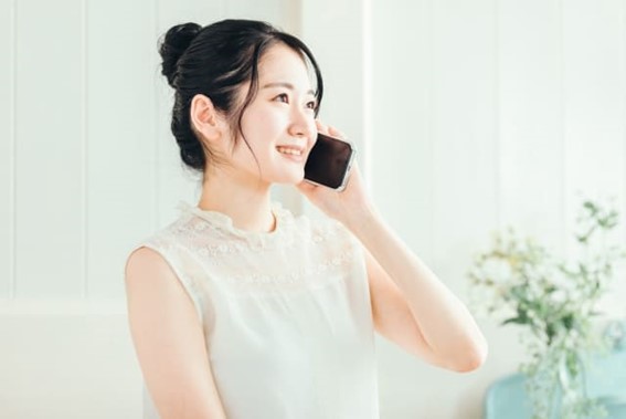 女性が電話する様子
