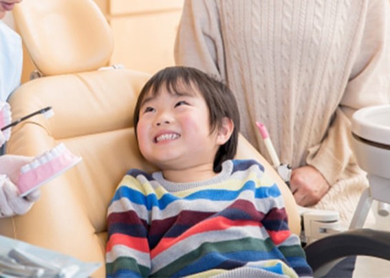 男の子の歯科診療風景