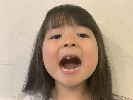大きな口を開ける女の子