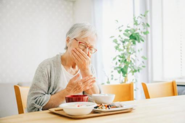 食事がしづらそうな女性