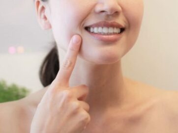 女性の口元